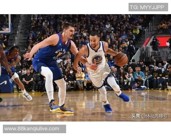 勇士库里精彩表现回顾与小牛对决的全场精彩瞬间分析