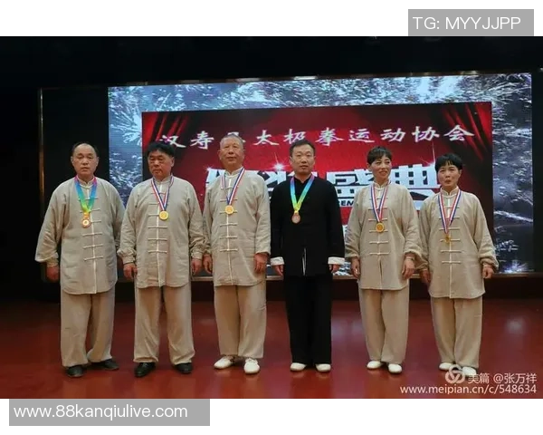 太极群与橄榄球的对决：传统文化与现代竞技的碰撞与融合